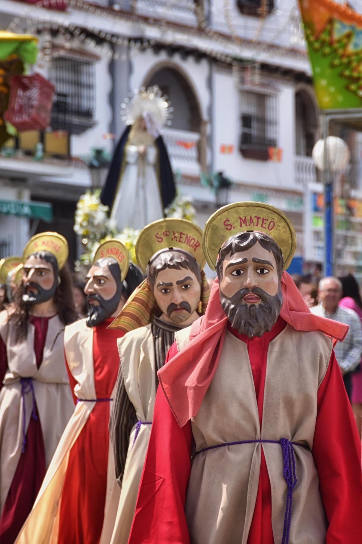 Vecinos de Iznate con las máscaras para representar a los Apóstoles.
