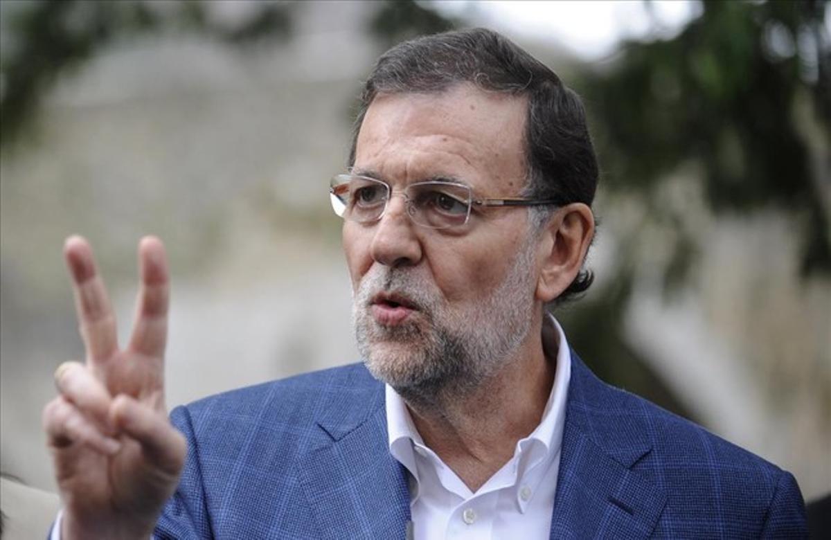 tecnicomadrid32184210 spanish prime minister mariano rajoy gestures duri