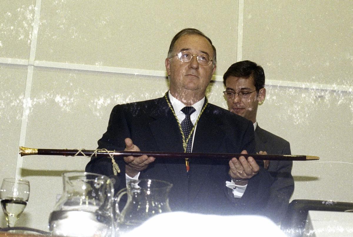 Julio de España toma posesión como presidente de la Diputación de Alicante en 1999.