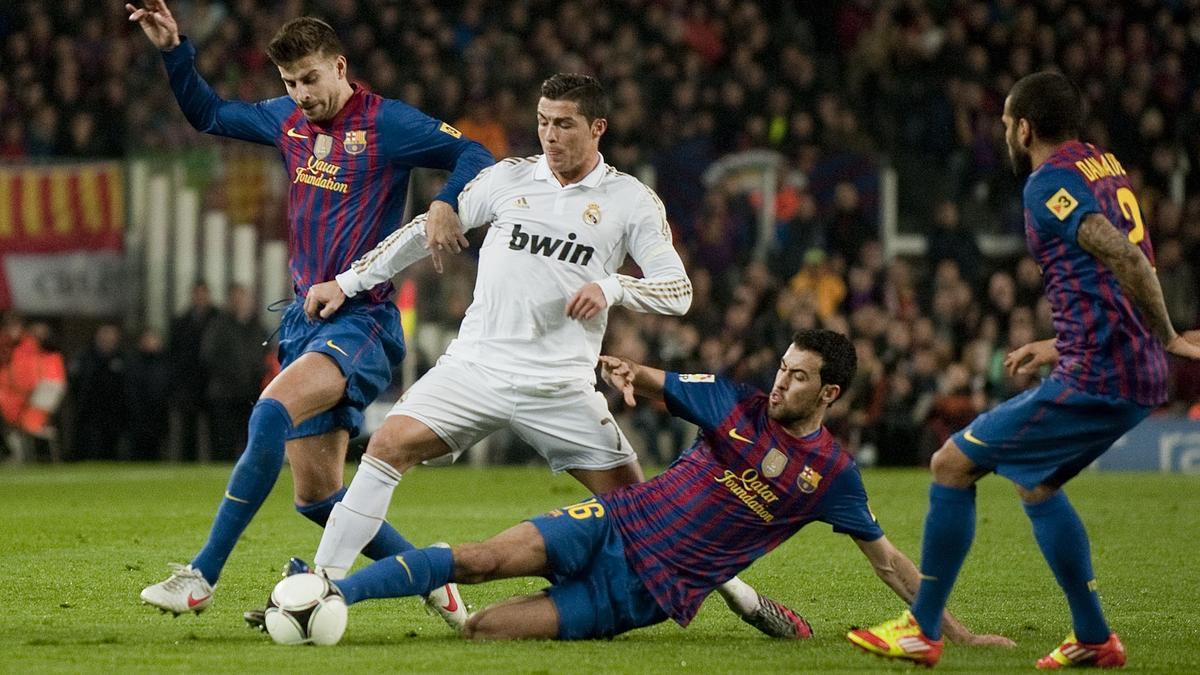 Busquets y Piqué arrebatan el balón a Cristiano durante el partido de vuelta de los cuartos de final de la Copa del Rey entre el Barça y el Real Madrid en el Camp Nou, en enero de 2012.