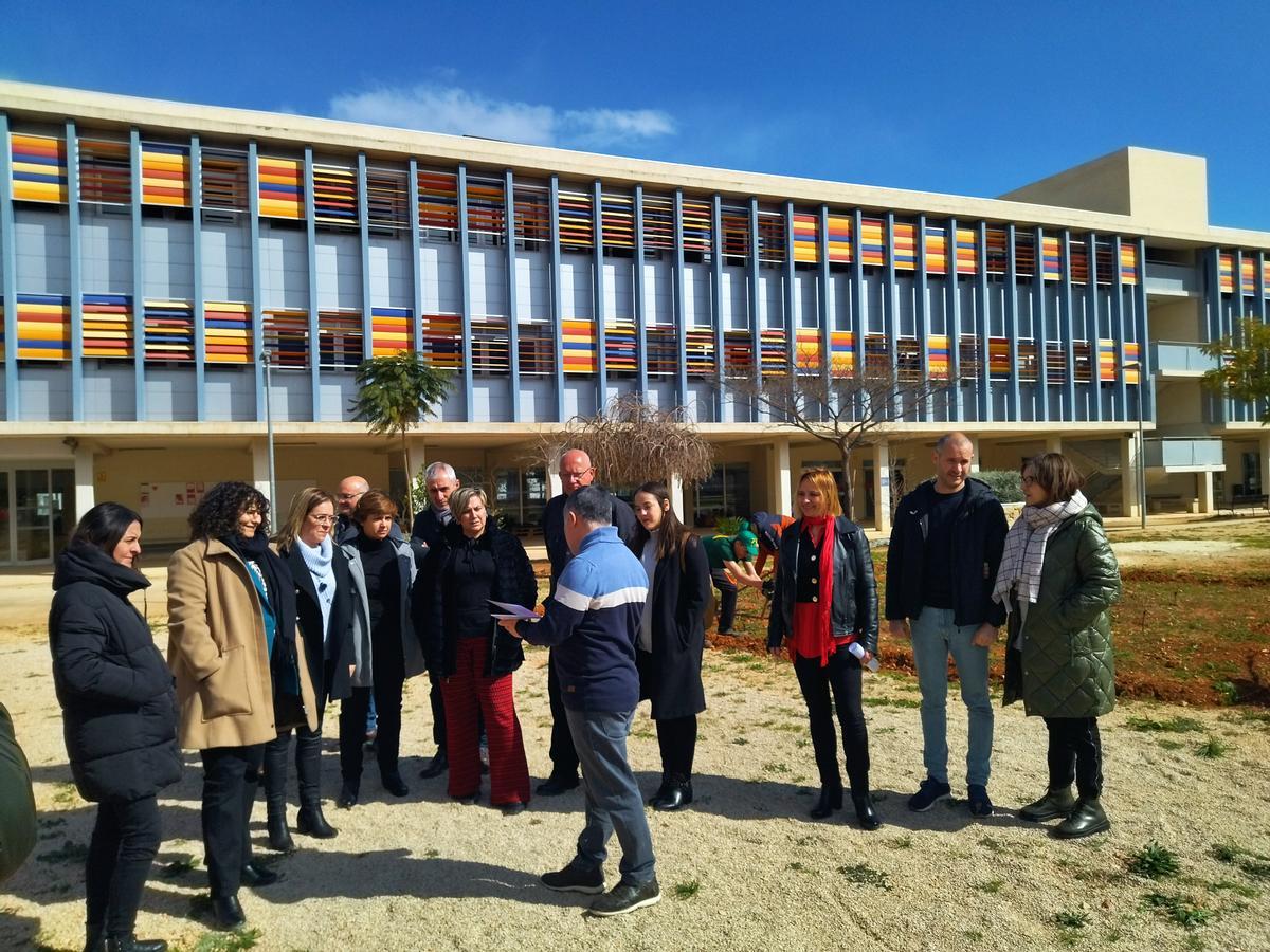 La consellera ha visitado el jardín cultural y sostenible que está brotando en los 2.000 metros cuadrados del patio del instituto Sorts de la Mar