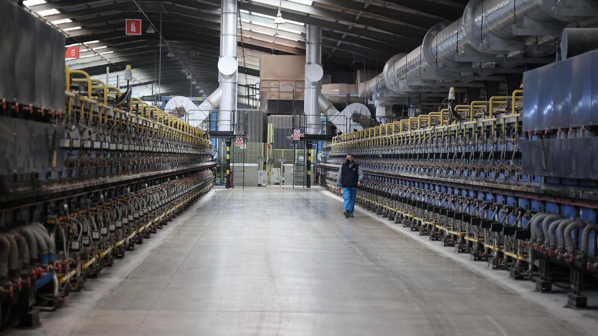 Un trabajador, entre hornos de una empresa cerámica.