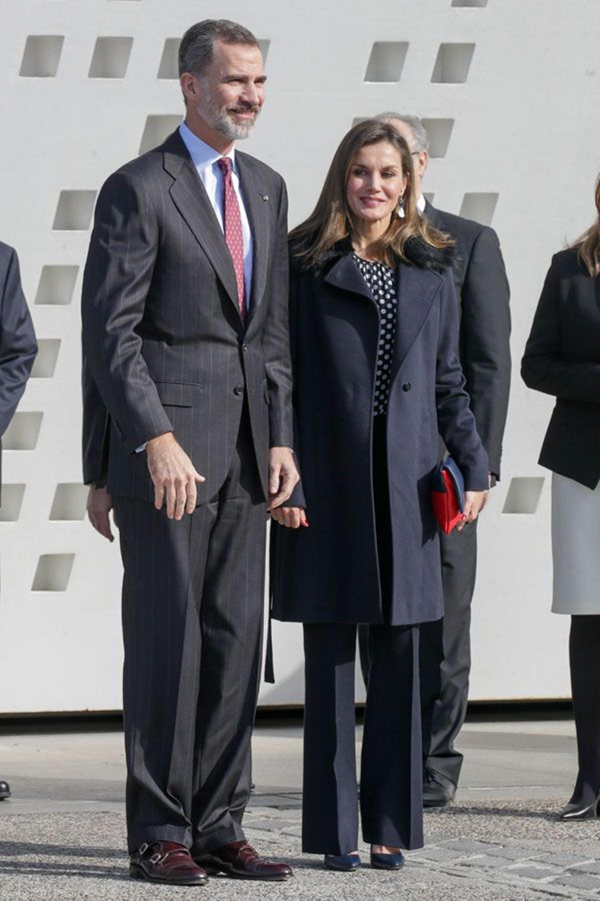 Letizia Ortiz con camisa de lunares, abrigo de pelo en el cuello y traje de chaqueta