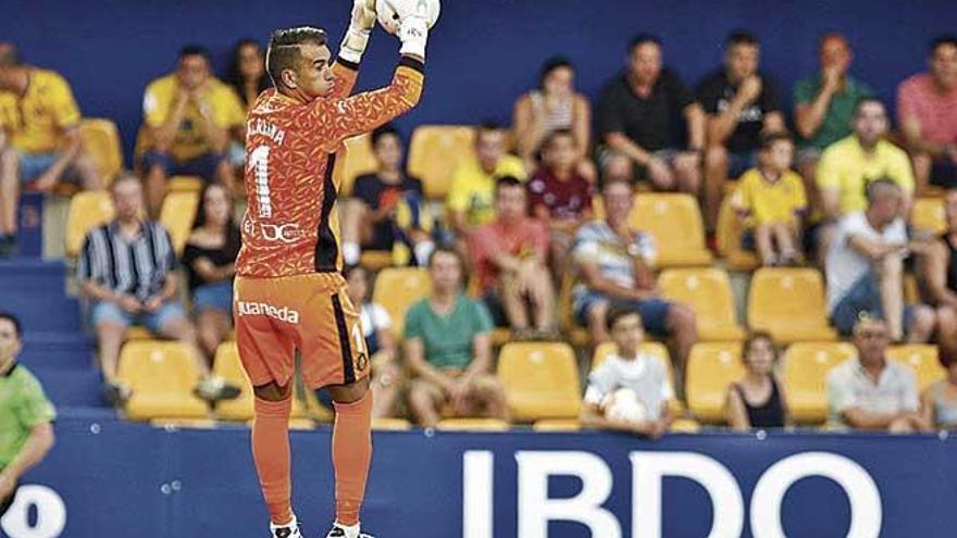 Manolo Reina atrapa el balón en el partido ante el Alcorcón en el estadio de Santo Domingo.