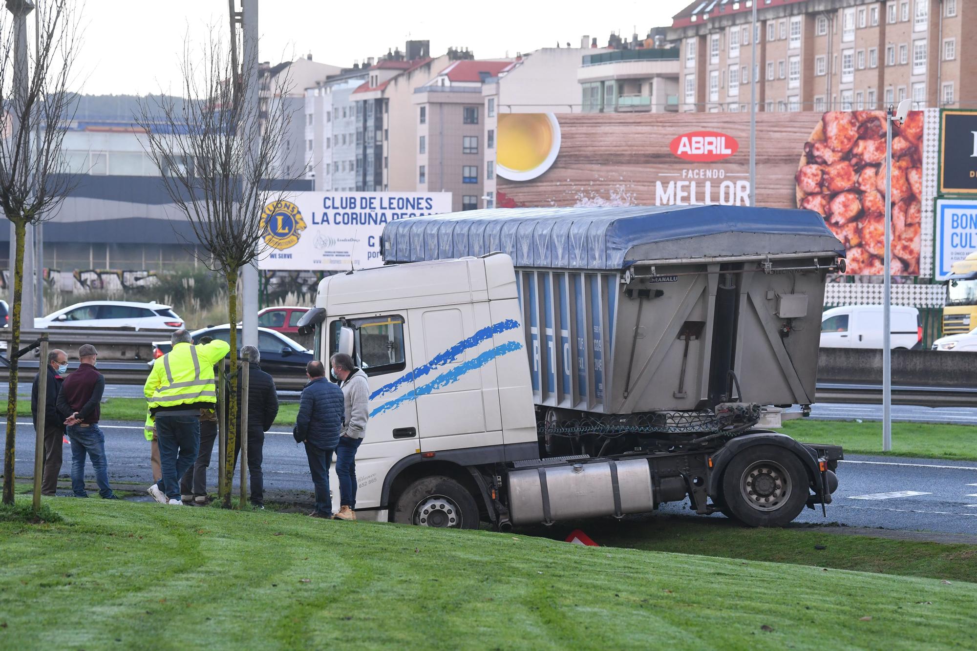 Un camión hace tijera en el acceso a Matogrande desde Alfonso Molina