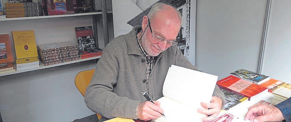 Agustín Guzmán Sancho firmando ejemplares en la Feria del Libro de Gijón.