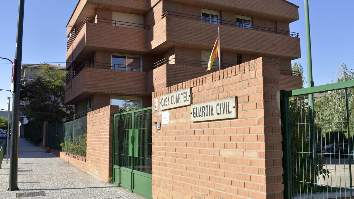 El vehículo objeto del robo estaba aparcado delante de esta casa cuartel de la Guardia Civil en Zaragoza.