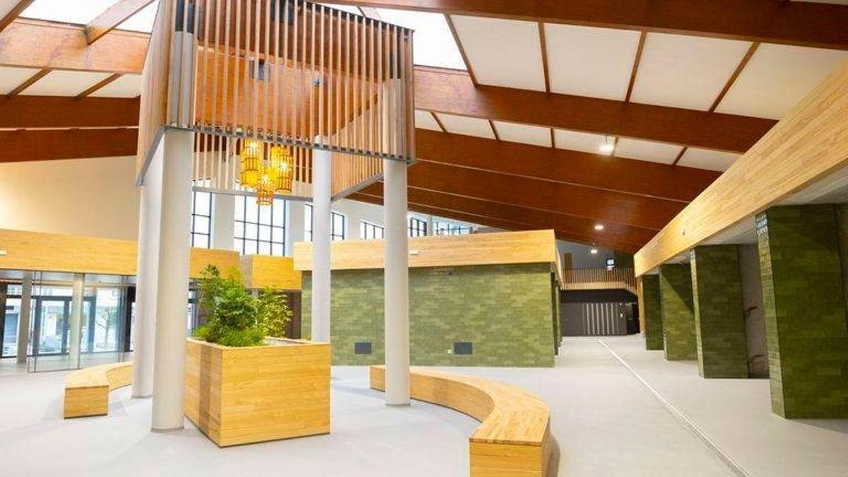 Aspecto interior do renovado mercado municipal de Cee.