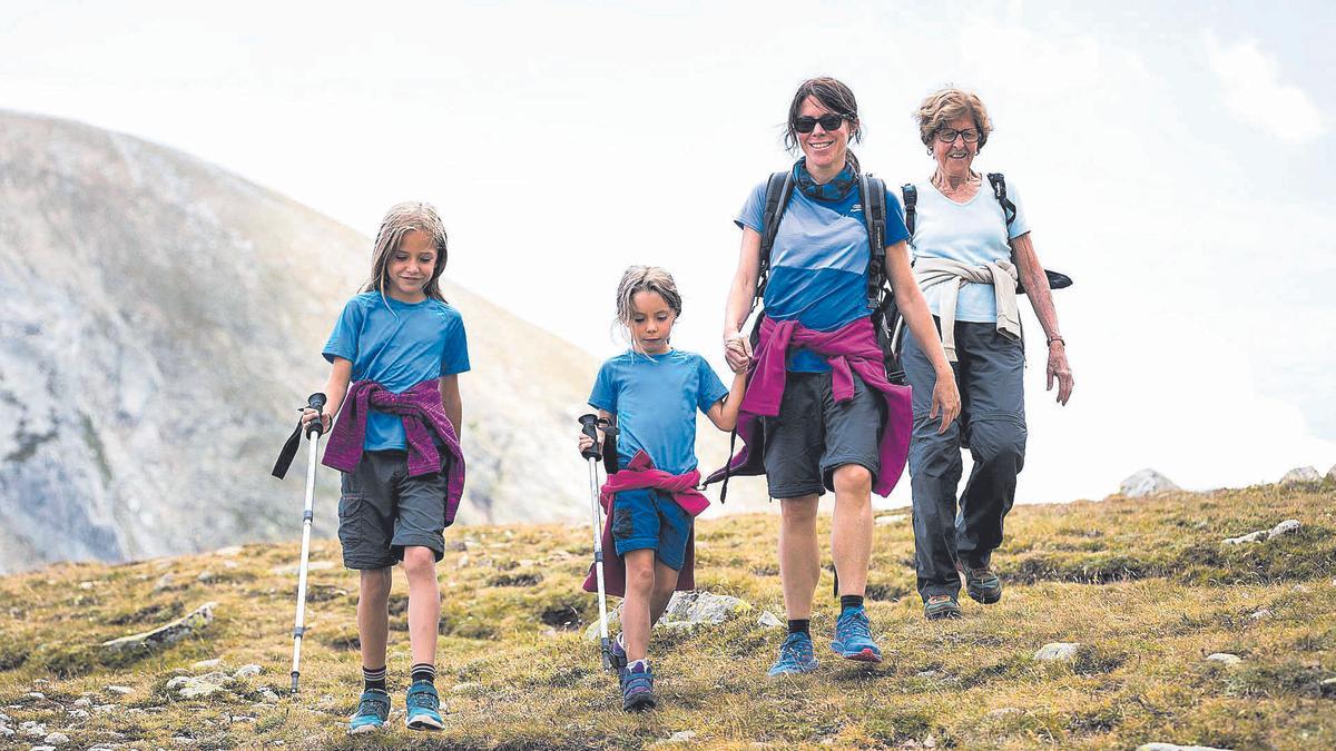 Una família practica senderisme, una de les activitats que proposen totes les estacions d’esquí. Una família practica senderisme, una de les activitats que proposen totes les estacions d’esquí.