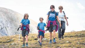 Una família practica senderisme, una de les  activitats que proposen totes  les estacions d’esquí.