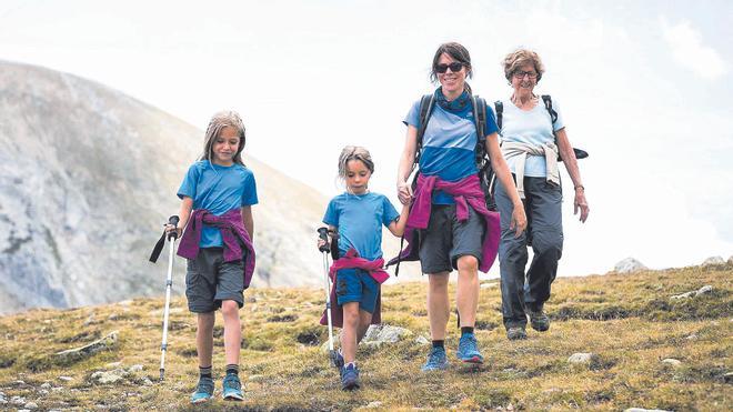 Una família practica senderisme, una de les  activitats que proposen totes  les estacions d’esquí.