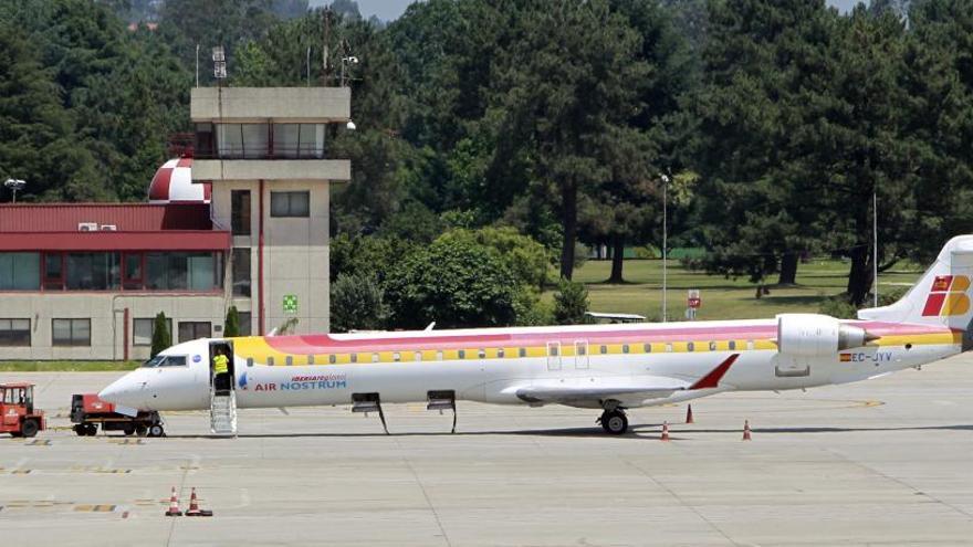 Un avión de Air Nostrum, en Peinador. // Marcos Canosa