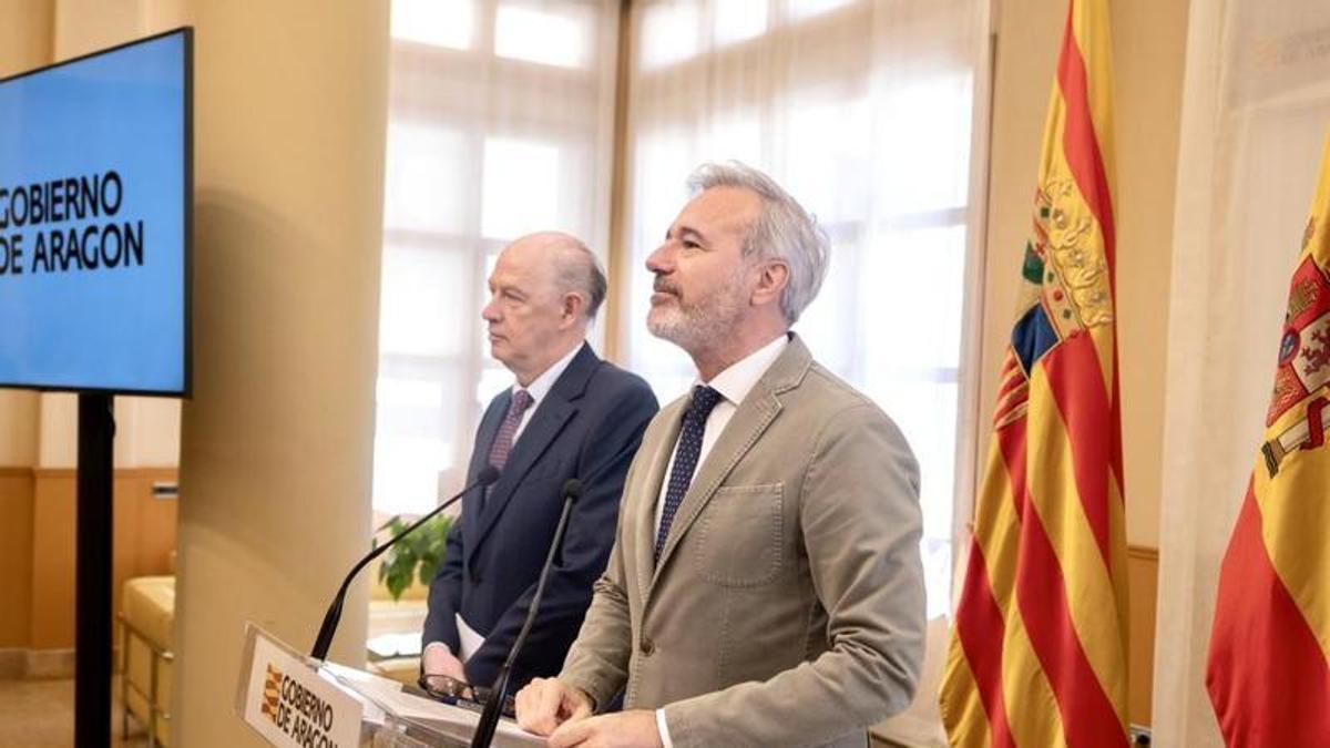 El consejero de Sanidad y el presidente de Aragón, este martes en rueda de prensa.