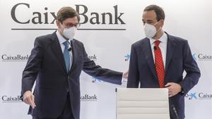 El presidente de CaixaBank, José Ignacio Goirigolzarri (izquierda), y el consejero delegado de la entidad, Gonzalo Gortazar, a su llegada a una rueda de prensa en la Sede social de CaixaBank en Valencia.