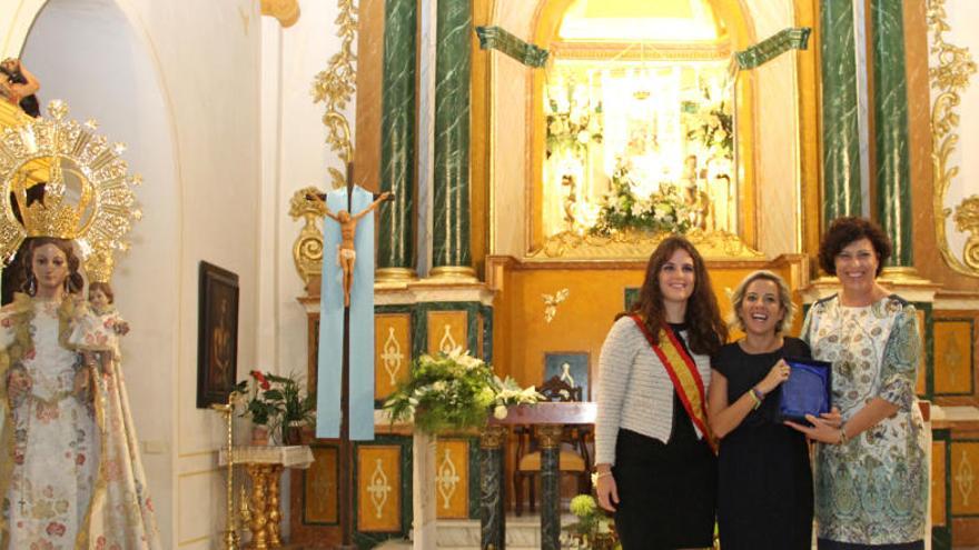 Cachá, en la iglesia junto a la talla de la Virgen en honor de la cual se celebran las fiestas.