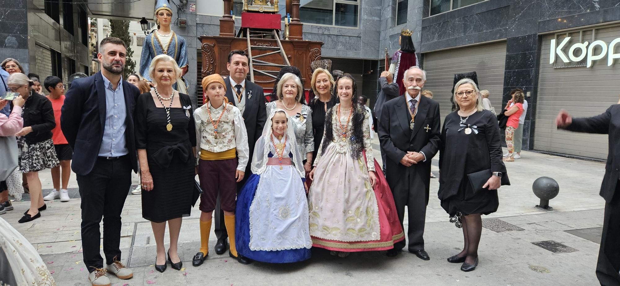 Paula y la corte infantil acompañan al San Vicente Niño