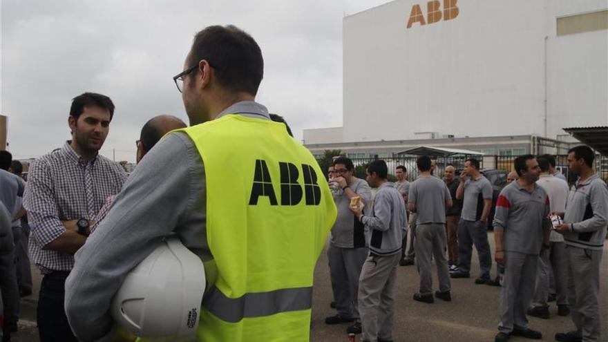 La alcaldesa de Córdoba manifiesta su apoyo a los trabajadores de ABB