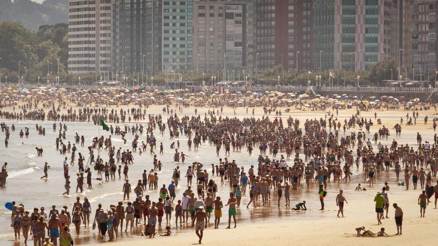 Bañistas disfrutando del buen tiempo en San Lorenzo