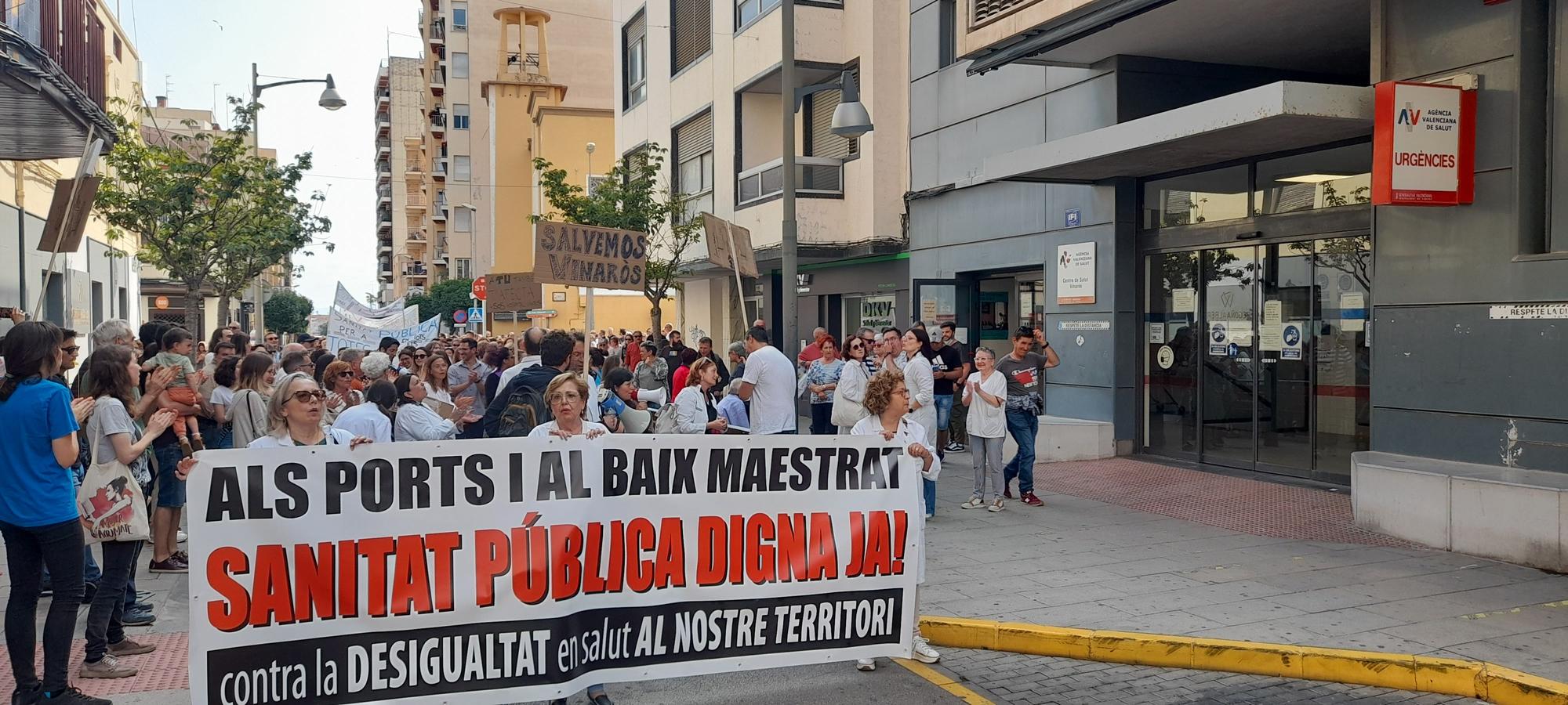 Fotos de la multitudinaria manifestación en Vinaròs para defender "una sanidad pública digna"