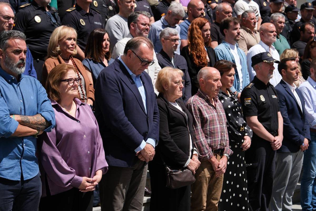 Los familiares del capitán de la Guardia Civil fallecido, entre el consejero de Turismo, Arturo Bernal, y la alcaldesa de Torremolinos, Margarita del Cid.