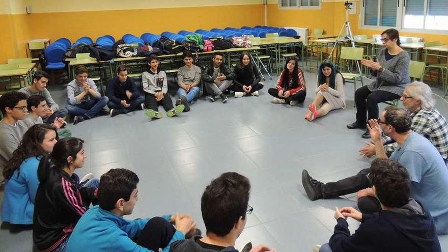 Alumnos del instituto de Camarzana atienden las explicaciones de los actores del grupo Rayuela de teatro.