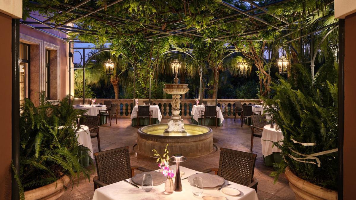 La terraza de uno de los restaurantes del hotel Anantara Villa Padierna.