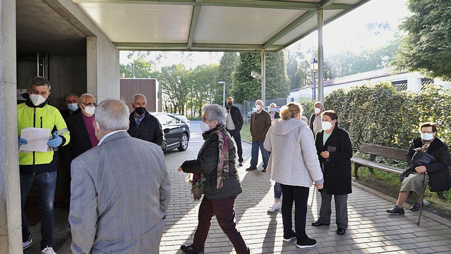 Vecinos de las comarcas de entre 60 y 65 años acuden a vacunarse a Santiago