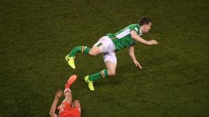 Taylor le rompe la pierna a Coleman en una acción del Irlanda-Gales.