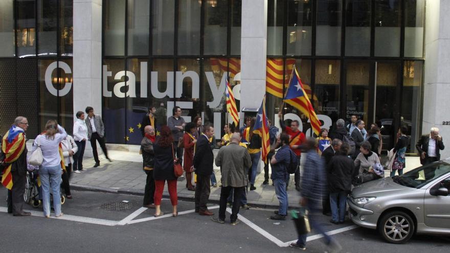 Un grup de manifestants davant de la delegació de la Generalitat a Brussel·les, en una imatge d&#039;arxiu