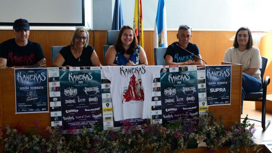 Los representantes de Morrazica junto con miembros de la corporación municipal.