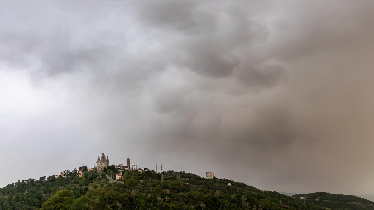 Bandas de nubes cargadas de polvo, como estos altostratus mamma, dejaron cuatro gotas de barro a su paso por el Observatori Fabra, el 8 de abril del 2024.