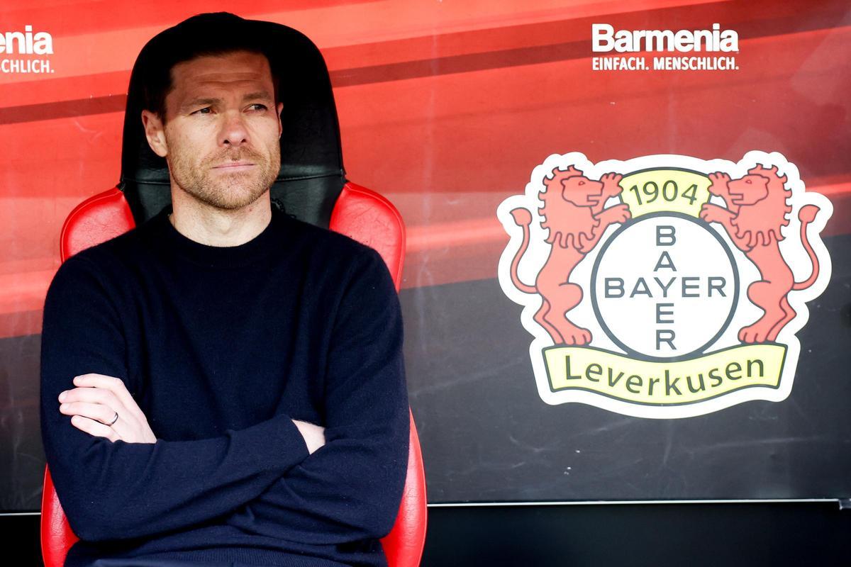 Xabi Alonso, entrenador del Bayer Leverkusen, al inicio del partido entre el Bayer Leverkusen y el Werder Bremen en el que pueden proclamarse campeones de la Bundesliga por primera vez en su historia. Xabi Alonso, entrenador del Bayer Leverkusen, al inicio del partido entre el Bayer Leverkusen y el Werder Bremen en el que pueden proclamarse campeones de la Bundesliga por primera vez en su historia.