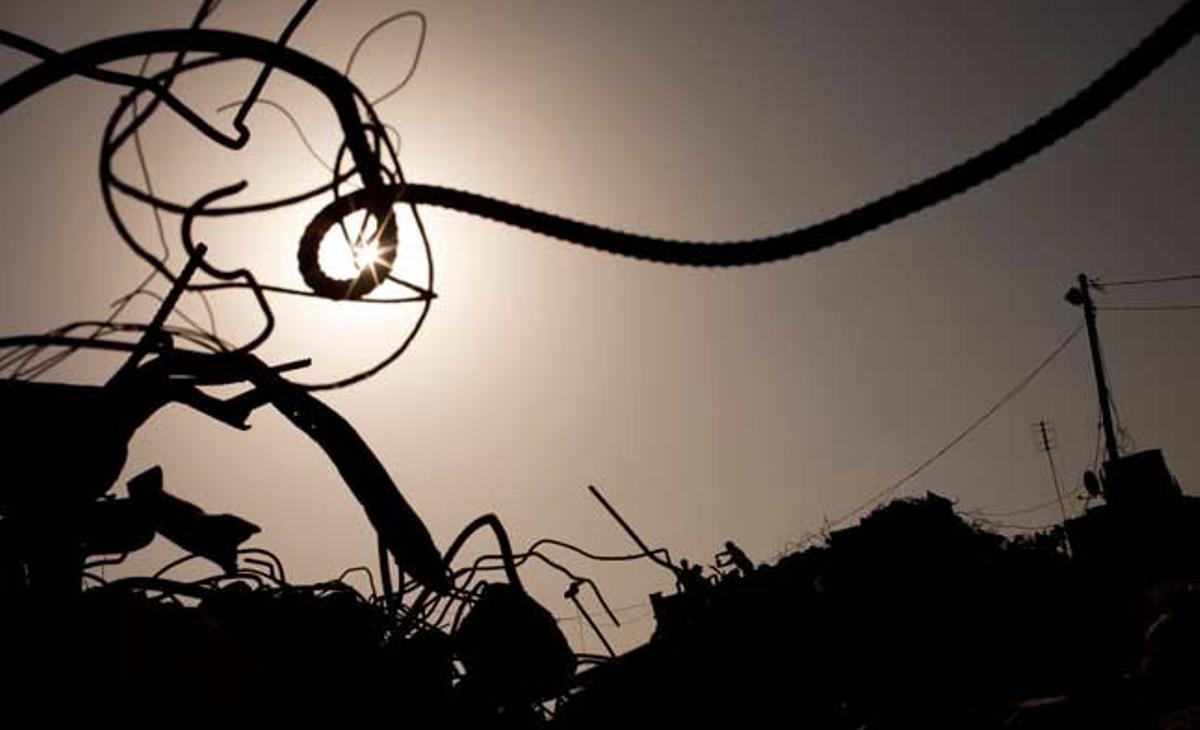 Treballadors palestins treballen en una fàbrica de ciment a Jebaliya, al nord de Gaza.