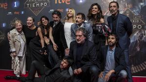 Foto de familia de ’El Ministerio del Tiempo’, con Javier Olivares y Marc Vigil, abajo, a la derecha, con los actores de la serie.