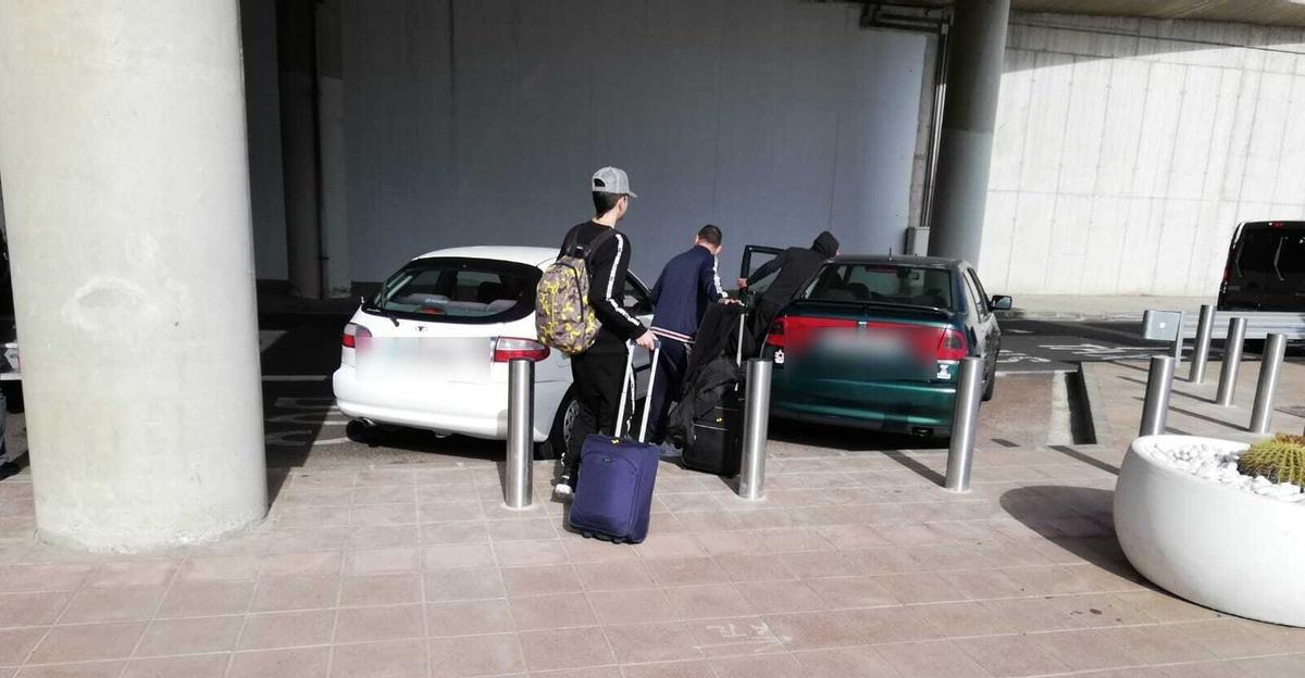 Vehículos estacionados en la parada del transporte público de guagua en el T1 del Aeropuerto César Manrique Lanzarote.