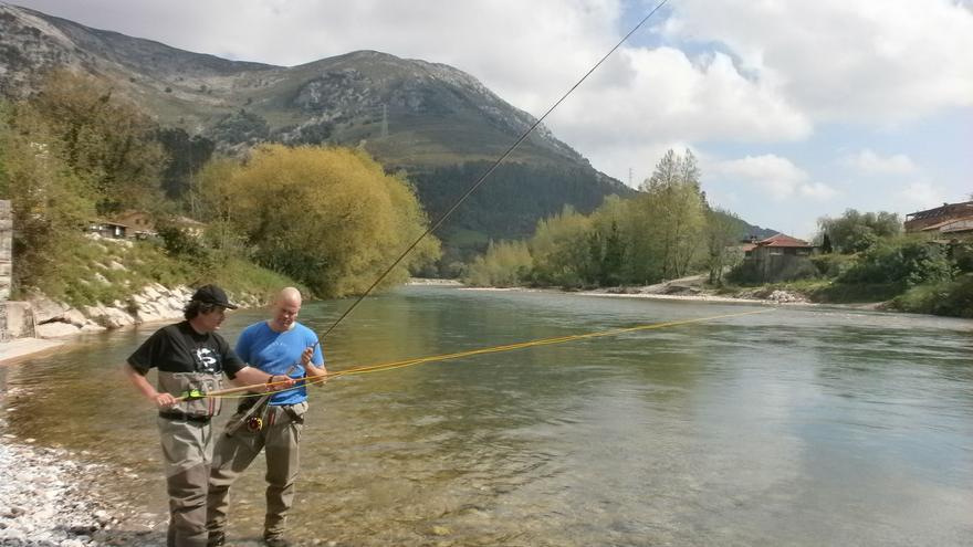 El cántabro Juan Carlos Lamadrid pesca el Campanu del Cares, de 4,7 kilos, en el coto Jaces