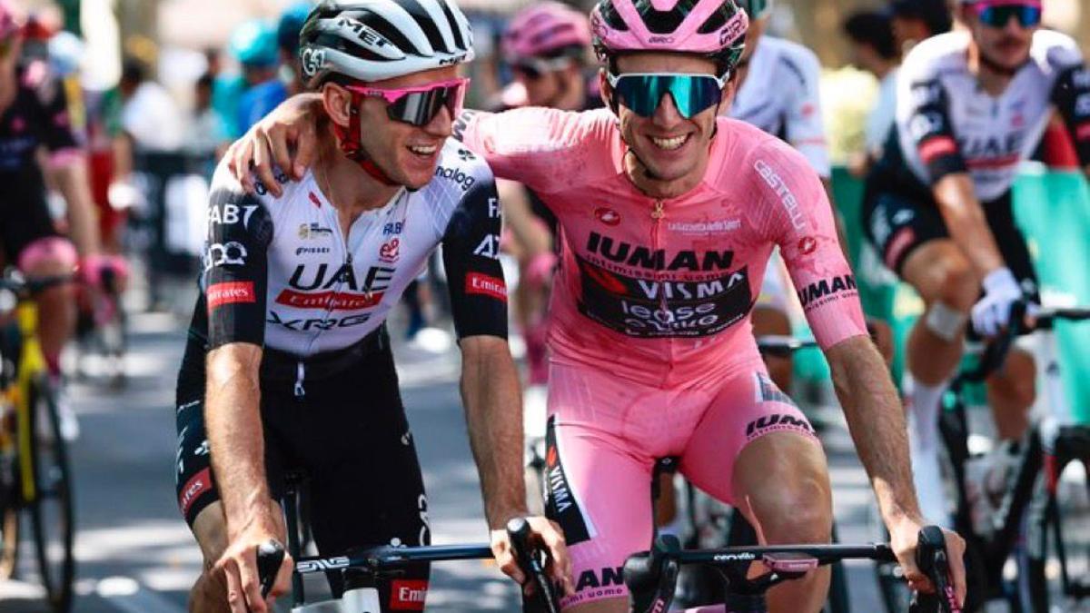 Simon (de rosa) y Adam Yates, el domingo durante la última etapa del Giro.