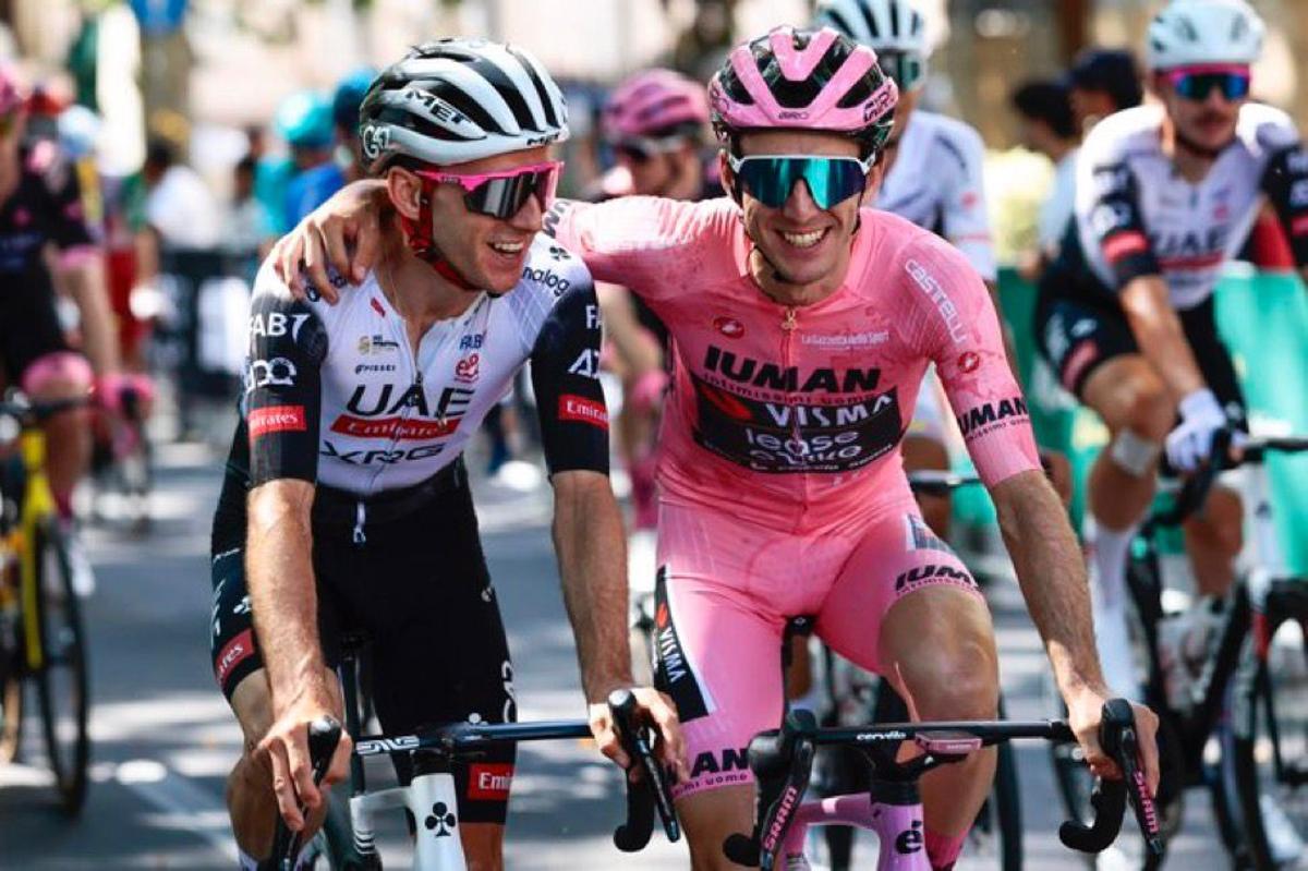 Simon (de rosa) y Adam Yates, el domingo durante la última etapa del Giro.