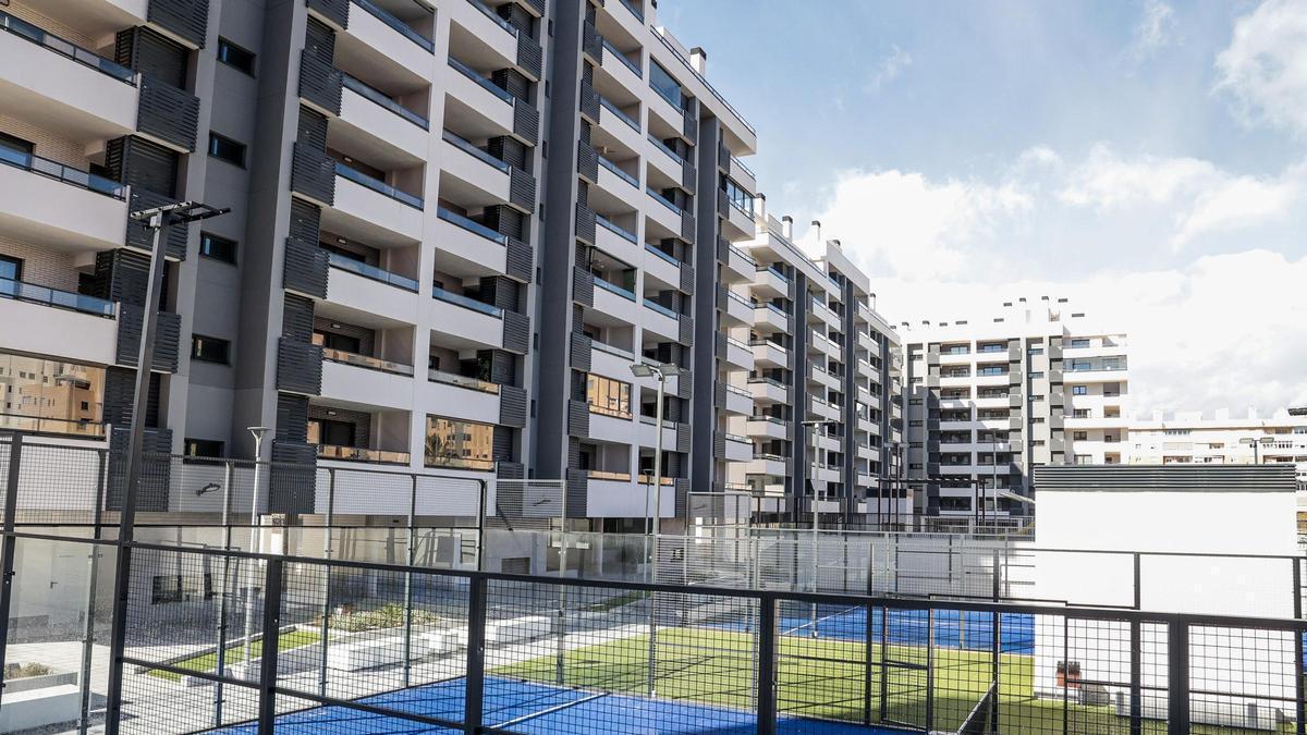 La Generalitat Valenciana suspende de empleo y sueldo a un funcionario por validar datos falsos para adjudicar un piso a su mujer en una polémica promoción en Alicante