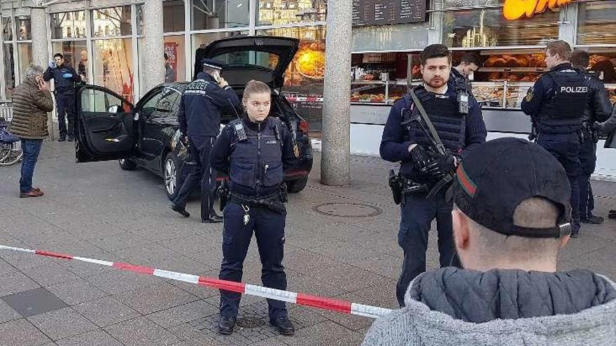 La Policía alemana detiene a tiros a un conductor tras atropellar a tres personas en una zona peatonal