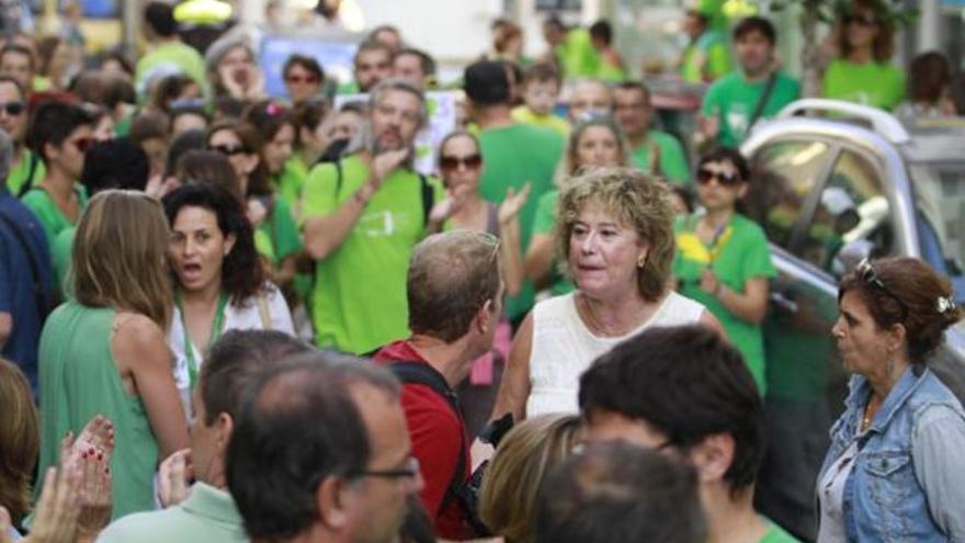 La delegada de Educación, Belén Torres, habla con profesores en la concentración frente a su oficina, ayer por la mañana.