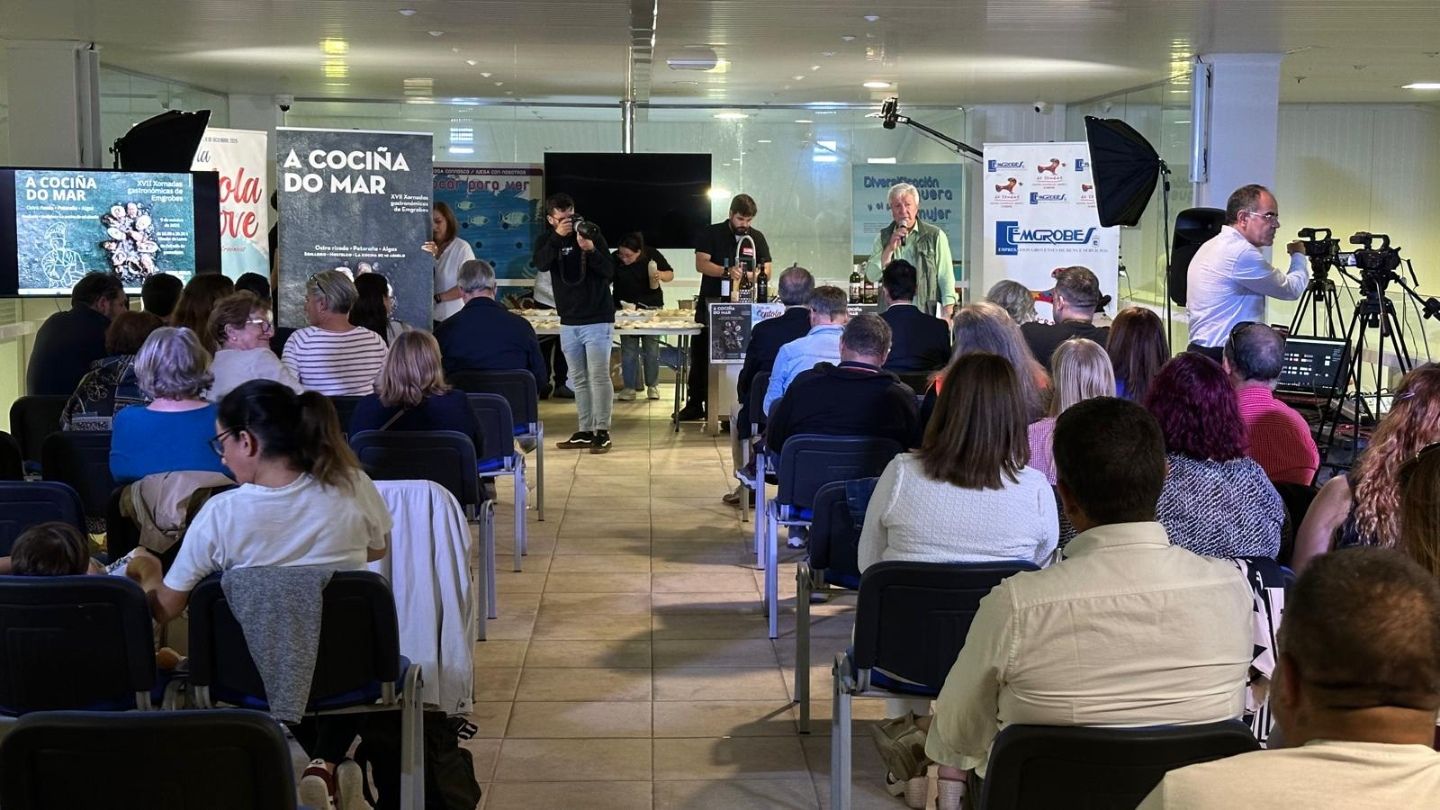 La jornada gastronómica La Cocina del Mar, que ofrece Emgrobes en la sala mirador de la lonja de contratación grovense.