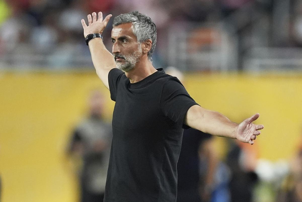 José Riveiro, técnico de Al Ahly, durante el debut de su equipo frente a Inter de Miami.