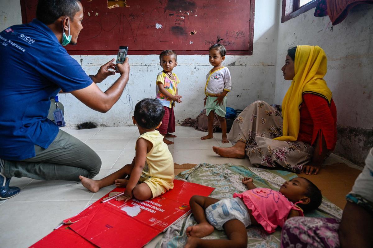 Un barco con casi 200 rohingyas desembarca en la costa de Indonesia