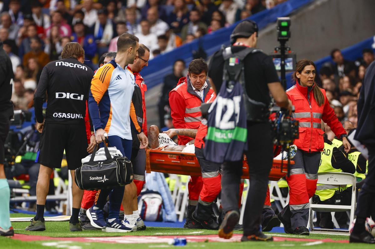 Éder Militão se retira lesionado durante el partido entre Real Madrid y Osasuna