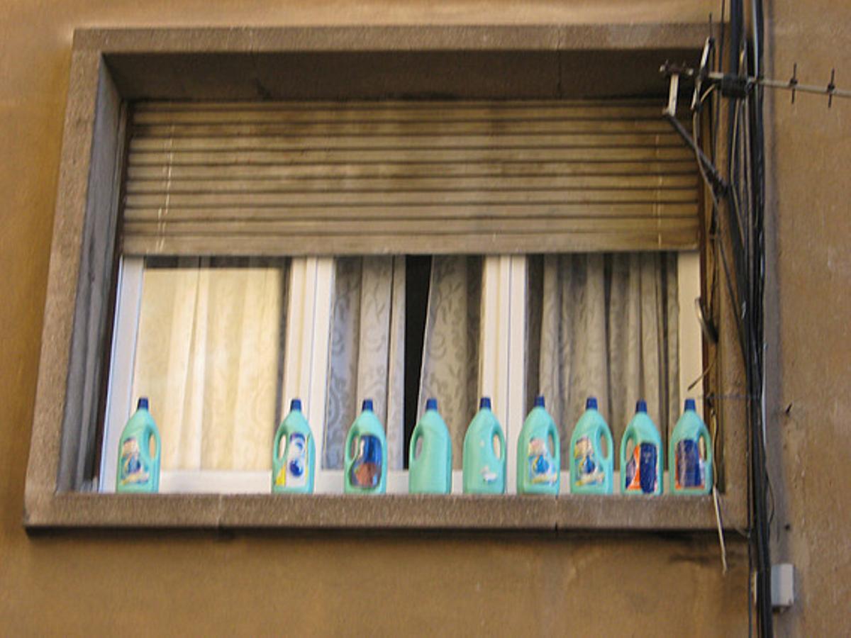 ’Armes’ dissuasòries contra els coloms.Davant del balcó de casa meva, al barri de les Corts, a Barcelona, vaig veure un dia fins a nou recipients de productes de neteja en una finestra, cosa que em va xocar. Vaig pensar que el veí no devia tenir lloc per posar-los a dins del pis, o que potser era un nou estil de decoració. Però no era això, vaig saber que són armes dissuasòries contra els coloms. Sembla que aquests ocells s’espanten davant la presència d’olors vives o objectes que no coneixen.