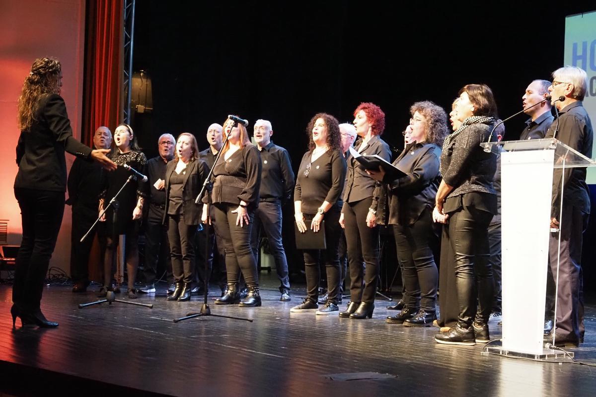 Los integrantes del coro, durante su actuación en el homenaje a Facundo Fernández.