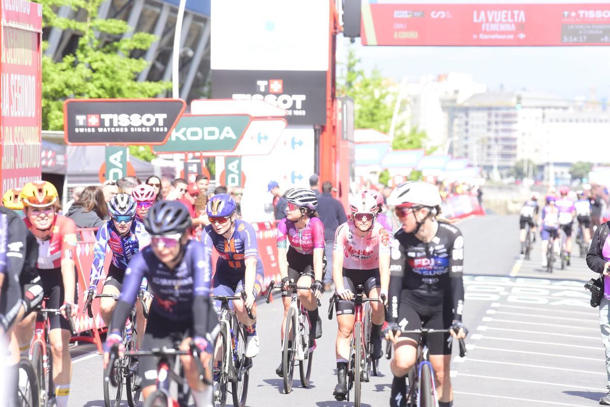 Participantes de La Vuelta Femenina, al final de la etapa en A Coruña.