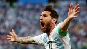 Messi festeja su gol a Nigeria en San Petesburgo.