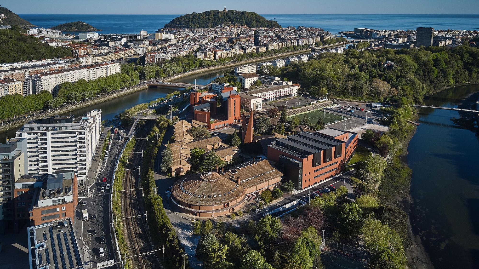 La escuela de negocios de la Universidad de Deusto cuenta con centros en San Sebastián, Bilbao y Madrid.